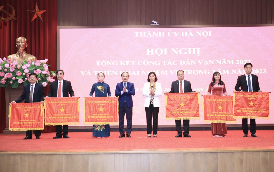 Phó Bí thư Thường trực Thành ủy Nguyễn Thị Tuyến trao tặng Cờ thi đua cho các đơn vị có thành tích. Ảnh: Phạm Hùng