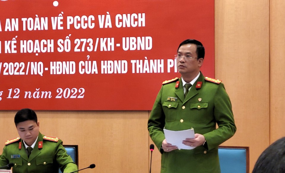 Đại t&aacute; Phạm Trung Hiếu &ndash; Trưởng ph&ograve;ng Cảnh s&aacute;t PCCC v&agrave; CNCH &ndash; C&ocirc;ng an TP H&agrave; Nội tr&igrave;nh b&agrave;y b&aacute;o c&aacute;o tại Hội nghị.