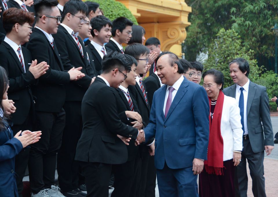 Chủ tịch nước Nguyễn Xuân Phúc chúc mừng các học sinh đã lập thành tích xuất sắc tại Kỳ thi Olyimpic và Khoa học kỹ thuật quốc tế năm 2022