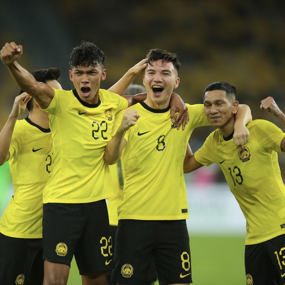 Malaysia đang chơi tấn c&ocirc;ng tốt với sơ đồ đội h&igrave;nh 3-4-3 như Việt Nam. Ảnh: AFC