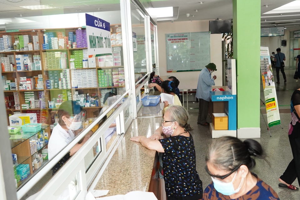 Người bệnh chờ nhận thuốc tại Nhà thuốc Bệnh viện Đức Giang, Hà Nội. Ảnh: Phạm Hùng
