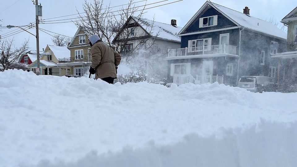 Người d&acirc;n ở th&agrave;nh phố Buffalo, New York, dọn tuyết trước nh&agrave; h&ocirc;m 25/12 . Ảnh: AP