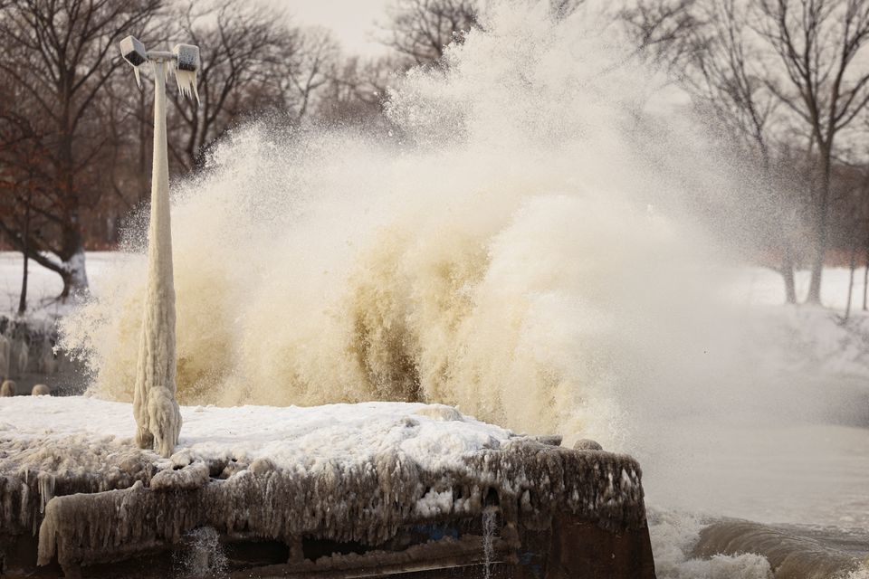 Hồ Erie ở Silver Creek, bang New York, đ&oacute;ng băng h&ocirc;m 24/12 trong đợt b&atilde;o tuyết đổ bộ&nbsp; Mỹ
