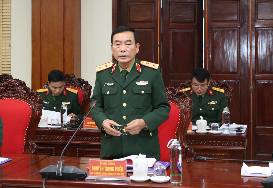 Trung tướng Nguyễn Trọng Triển tr&igrave;nh b&agrave;y b&aacute;o c&aacute;o tại hội nghị.