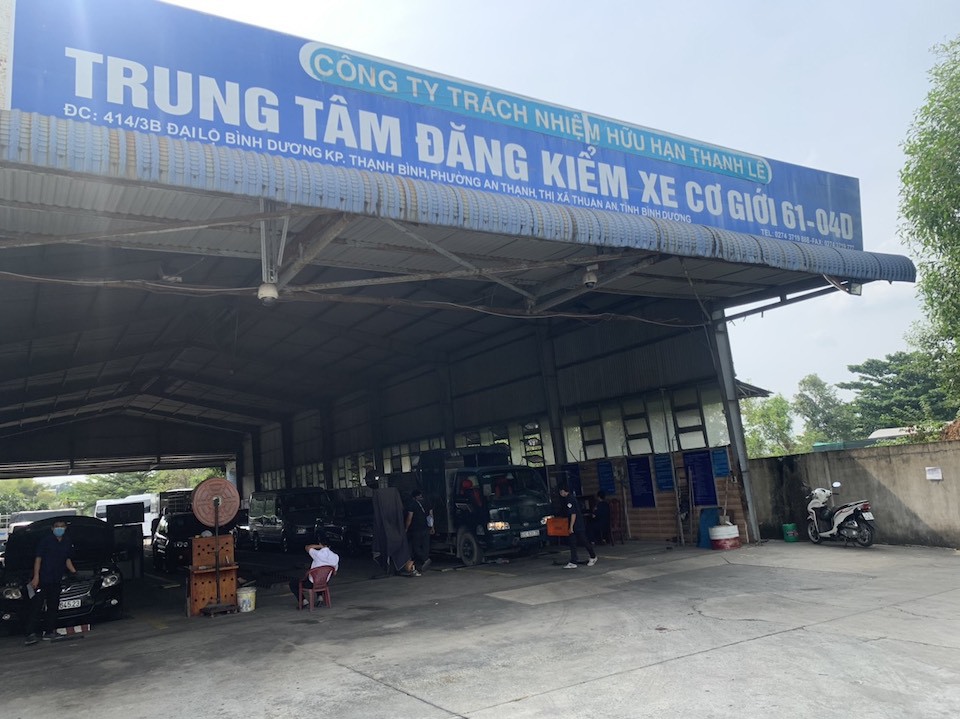 Trung t&acirc;m đăng kiểm 61-04D (TP Thuận An, tỉnh B&igrave;nh Dương) qu&aacute; tải trong 2 ng&agrave;y gần đ&acirc;y. Ảnh: L&acirc;m Thiện