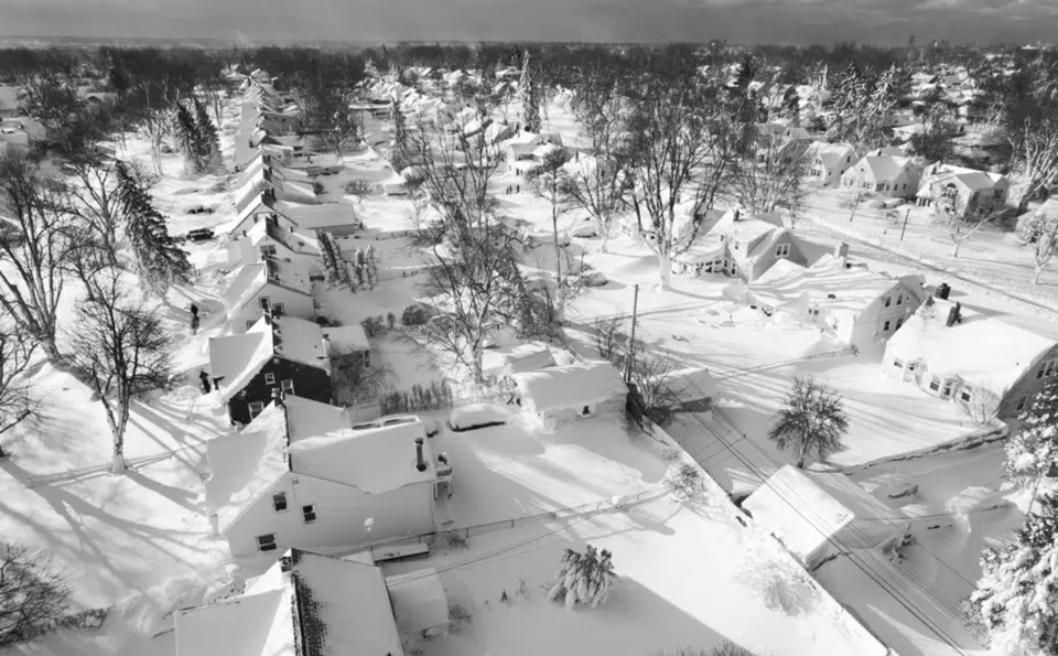 Tuyết phủ trắng một khu phố ở Cheektowaga, New York, h&ocirc;m 25/12. Ảnh: AP