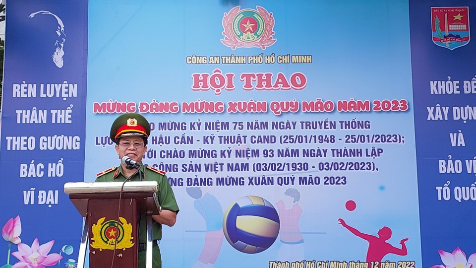 Thiếu tướng Trần Đức T&agrave;i - Ph&oacute; Gi&aacute;m đốc C&ocirc;ng an TP&nbsp;Hồ Ch&iacute; Minh ph&aacute;t biểu khai mạc hội thao.