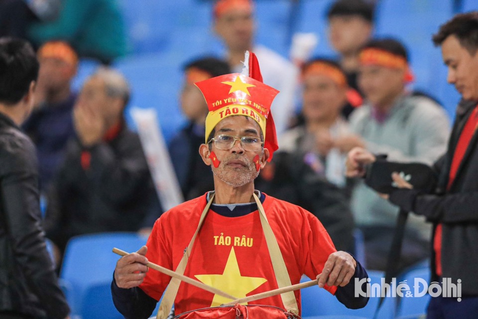 Mỹ Đình: Hàng nghìn CĐV "tiếp lửa" cho ĐT Việt Nam - Ảnh 1