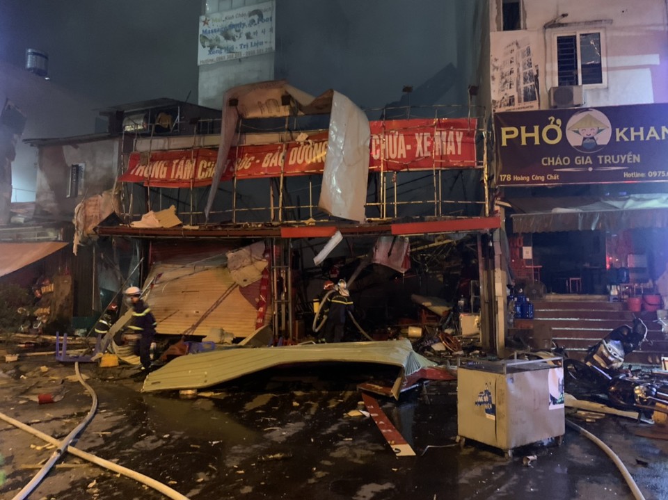 Hà Nội: Cháy dữ dội cửa hàng trên phố Hoàng Công Chất, 3 người bị thương - Ảnh 2