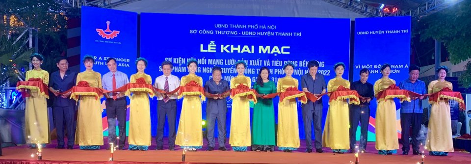 L&atilde;nh đạo huyện Thanh Tr&igrave; v&agrave; Sở C&ocirc;ng Thương H&agrave; Nội cắt băng khai mạc sự kiện Kết nối mạng lưới sản xuất v&agrave; ti&ecirc;u d&ugrave;ng bền vững sản phẩm l&agrave;ng nghề truyền thống. Ảnh: Ho&agrave;ng Quyết