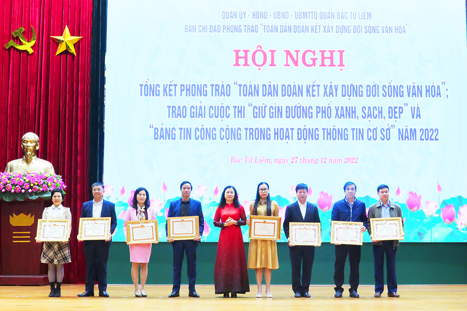 Ph&oacute; Chủ tịch UBND quận Bắc Từ Li&ecirc;m L&ecirc; Thị Thu Hương trao thưởng cho c&aacute;c tập thể, c&aacute; nh&acirc;n.