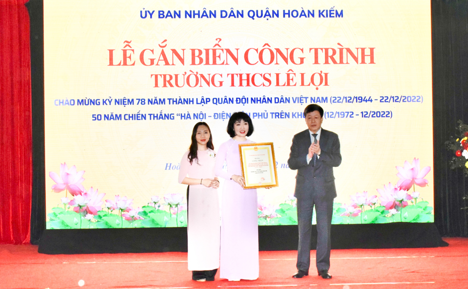 Ph&oacute; Chủ tịch UBND TP H&agrave; Nội Dương Đức Tuấn trao bằng khen của TP H&agrave; Nội cho&nbsp;tập thể trường THCS L&ecirc; Lợi &nbsp;