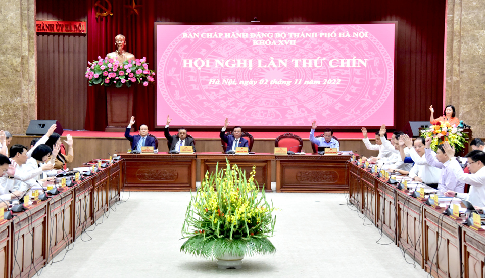 Các đại biểu biểu quyết thông qua chương trình Hội nghị lần thứ 9, Ban Chấp hành Đảng bộ TP Hà Nội khóa XVII, tháng 11/2022. Ảnh: Thanh Hải