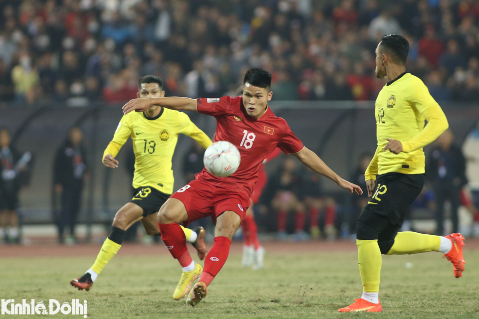 Chiến thắng 3-0 gi&uacute;p tuyển Việt Nam tạm thời vượt l&ecirc;n dẫn đầu ở bảng B với 6 điểm tuyệt đối sau hai v&ograve;ng đấu.