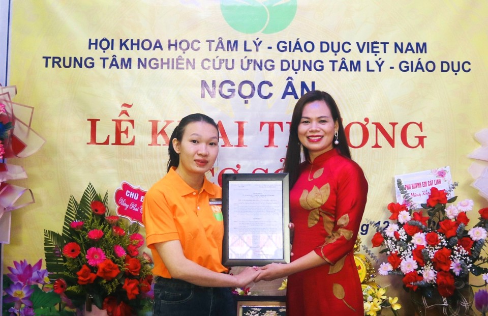 Bà Đào Thanh Hoàn- Giám đốc sáng lập Trung tâm nghiên cứu ứng dụng tâm lý giáo dục Ngọc Ân cùng cô giáo phụ trách cơ sở 3