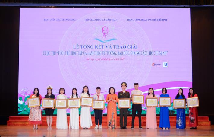Thứ trưởng Bộ GD&ĐT Ngô Thị Minh trao bằng khen cho các thí sinh đoạt giải