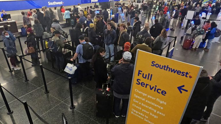 Ng&agrave;y 27/12, Southwest Airlines tiếp tục phải hủy h&agrave;ng ng&agrave;n chuyến bay do ảnh hưởng của b&atilde;o tuyết. Ảnh: AP