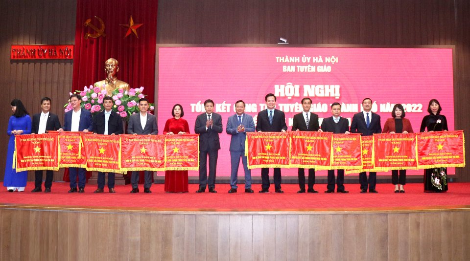 Phó Bí thư Thành ủy Nguyễn Văn Phong và Phó Chủ tịch UBNDTP Dương Đức Tuấn trao Cờ “Đơn vị xuất sắc trong phong trào thi đua”năm 2022 cho các đơn vị. Ảnh: Trần Long