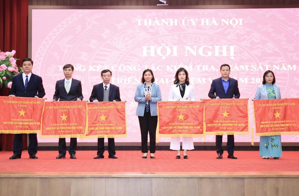 Phó Bí thư Thường trực Thành ủy Nguyễn Thị Tuyến tặng Cờ thi đua của UBND TP cho các tập thể, cá nhân đạt thành tích. Ảnh: Công Hùng