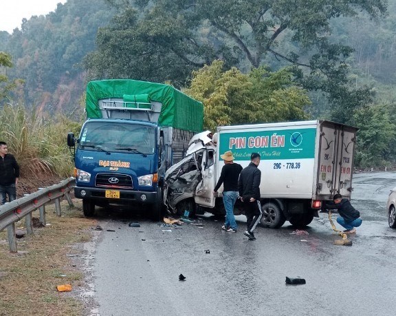 Tai nạn giao thông hôm nay (28/12):Xe bán tải lao vào quán ăn, 1 người chết - Ảnh 2