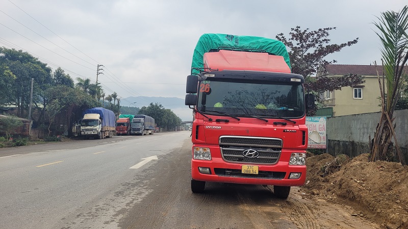 Phương tiện vận tải t&ugrave;y tiện dừng đỗ ngược xu&ocirc;i tại khu vực cổng B, huyện Hương Sơn