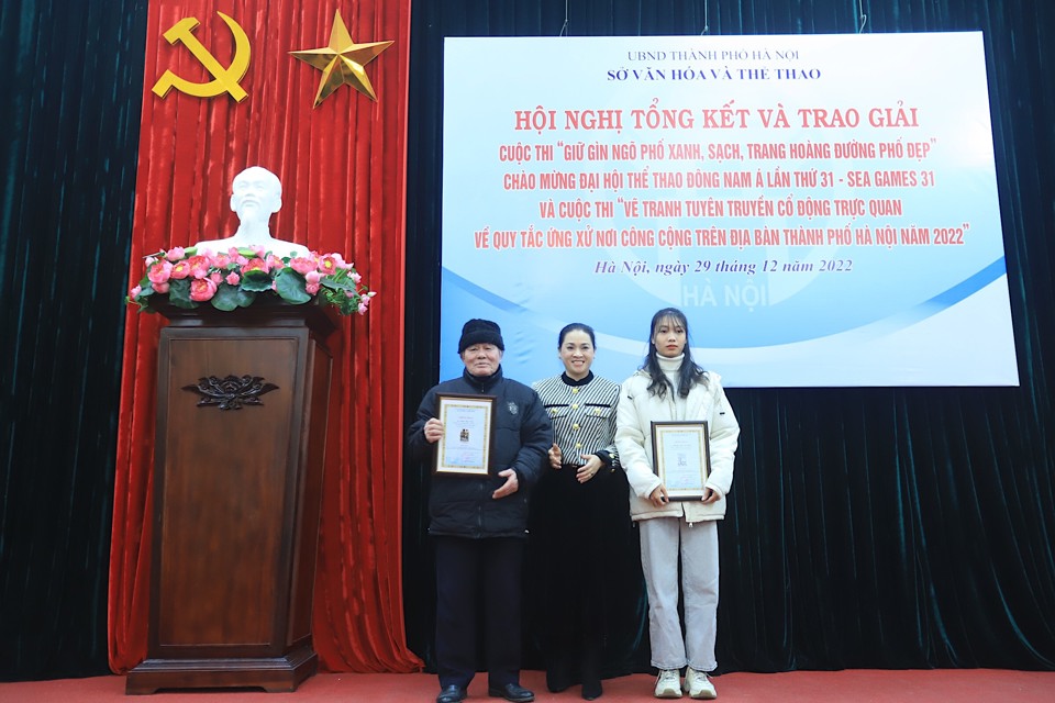 BTC trao Giải Nh&igrave; cho hoạ sĩ Trần Duy Tr&uacute;c (tr&aacute;i) v&agrave; sinh vi&ecirc;n Nguyễn Thị T&uacute; Oanh (phải).