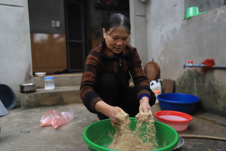 Bà Nguyễn Thị Xuân (thôn Dư Xá, xã Hòa Phú) thực hiện mô hình Phân loại rác thải tại nguồn. Ảnh: Minh An