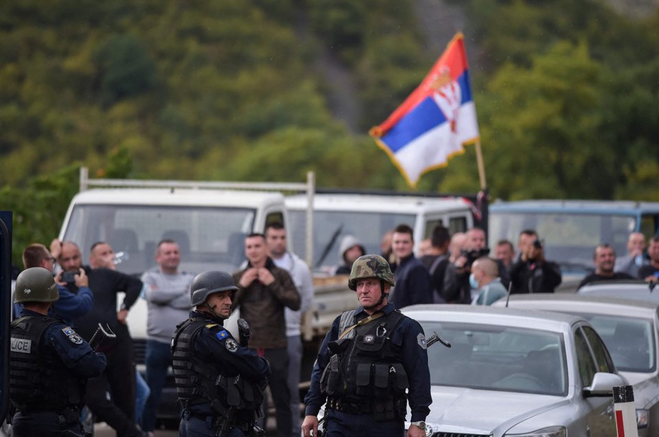 Cảnh s&aacute;t đặc nhiệm Kosovo bảo đảm an ninh gần cửa khẩu bi&ecirc;n giới Jarinje. Ảnh: AFP