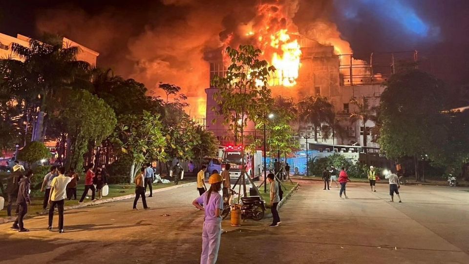 Đ&atilde; c&oacute; &iacute;t nhất 10 người thiệt mạng v&agrave; 30 người bị thương trong vụ hỏa hoạn tại một s&ograve;ng bạc ở Campuchia đ&ecirc;m ng&agrave;y 28/12. Ảnh: Twitter