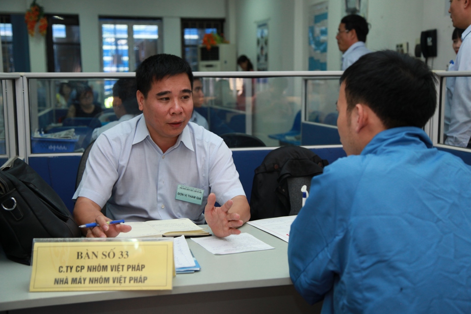 Người lao động trả lời phỏng vấn xin việc tại Trung tâm giao dịch việc làm Hà Nội. Ảnh: Phạm Hùng