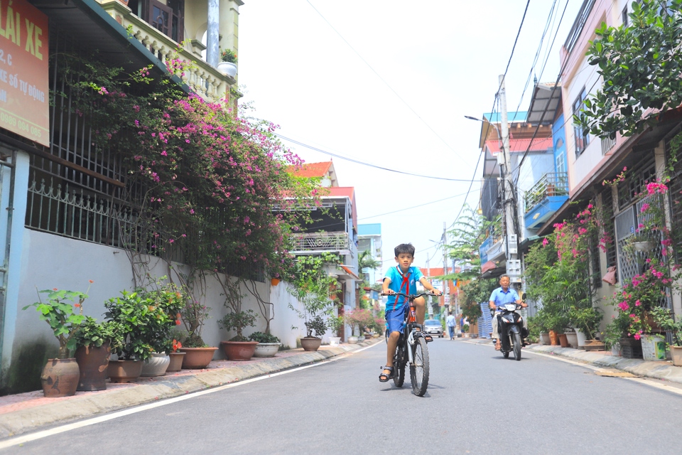 Học sinh tr&ecirc;n tr&ecirc;n đường đi học về tại huyện Đang Phượng.