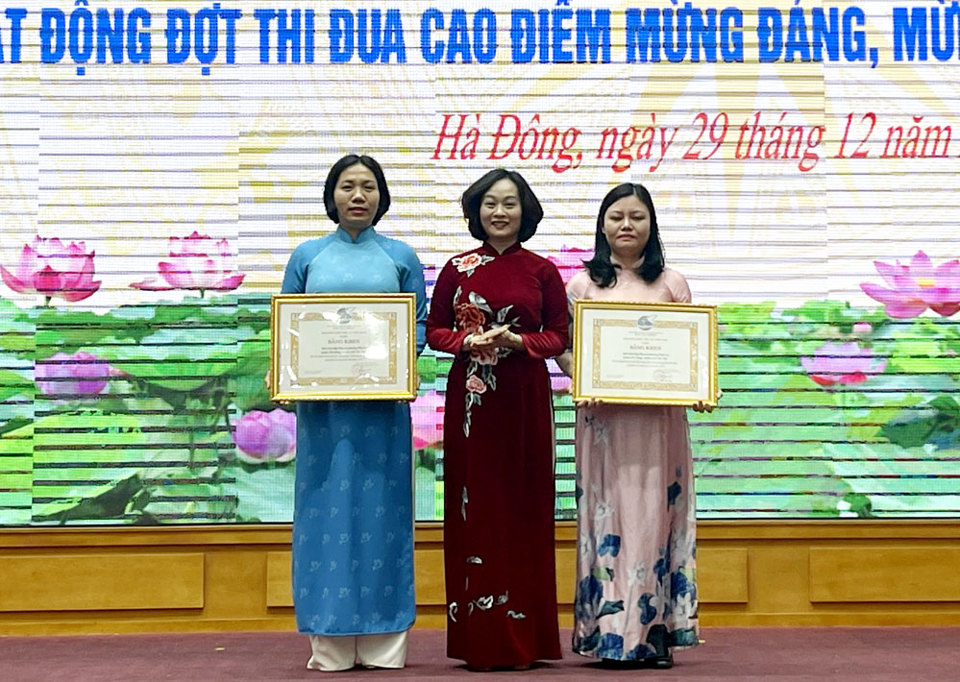 Hội LHPN phường Ph&uacute; La v&agrave; phường Ph&uacute;c La được Trung ương Hội LHPN tặng Bằng khen.