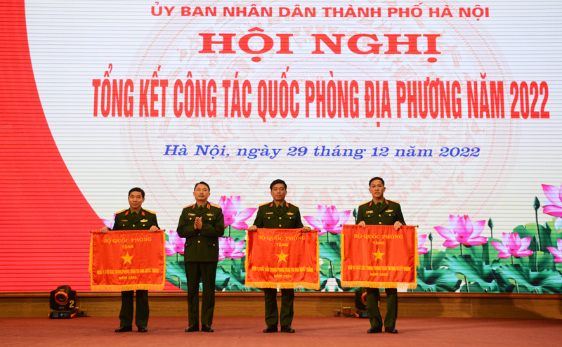 Trung tướng Nguyễn Quốc Duyệt trao Cờ thi đua xuất sắc trong phong tr&agrave;o thi đua quyết thắng cho c&aacute;c tập thể.