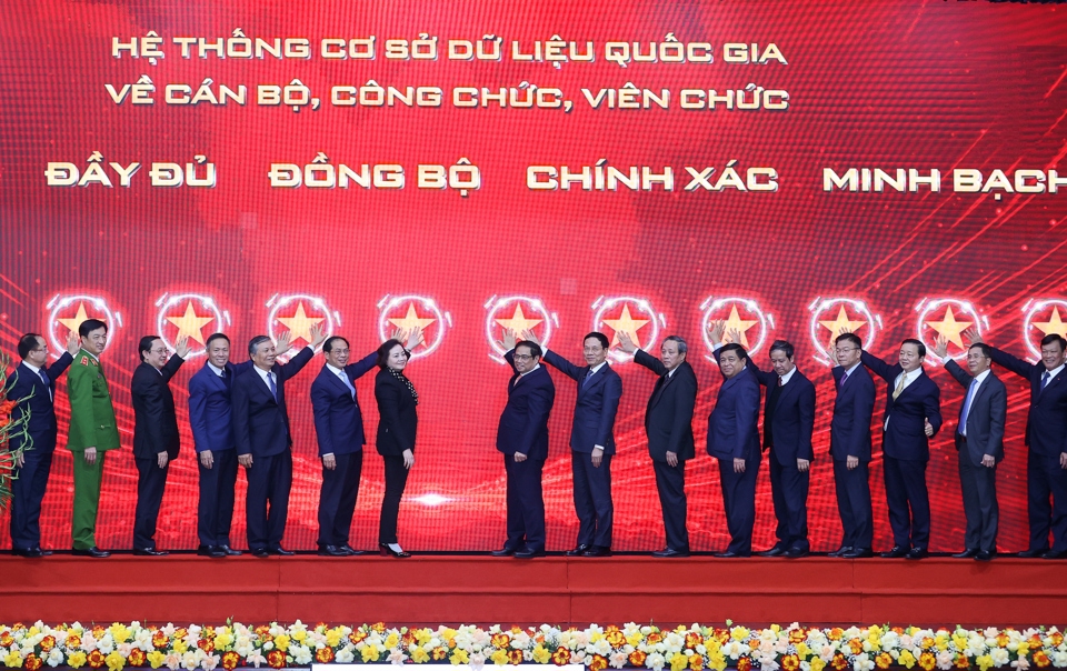 Thủ tướng Phạm Minh Chính cùng các đại biểu dự và thực hiện nghi thức khai trương Cơ sở dữ liệu quốc gia về cán bộ, công chức, viên chức trong cơ quan Nhà nước. Ảnh: Nhật Bắc