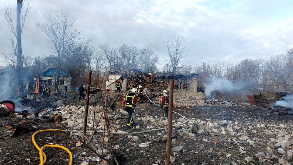 Lực lượng cứu hộ Ukraine tại hiện trường những ng&ocirc;i nh&agrave; bị ph&aacute; hủy ở thủ đ&ocirc; Kiev ng&agrave;y 29/12. Ảnh: Reuters