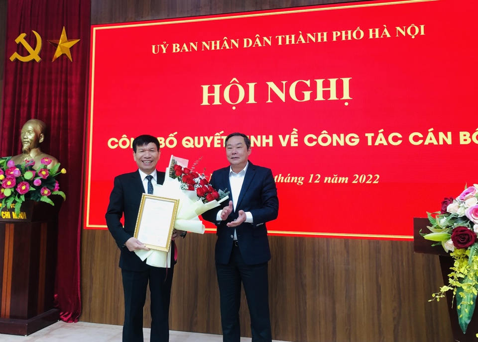 Ph&oacute; Chủ tịch Thường trực UBND TP L&ecirc; Hồng Sơn trao quyết định nghỉ chế độ cho &ocirc;ng Nguyễn Tất Vinh