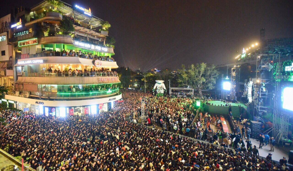 Người dân Hà Nộitham dự lễ hội đếm ngược chào năm mớitại Quảng trường Đông Kinh Nghĩa Thục. Ảnh: LamThanh