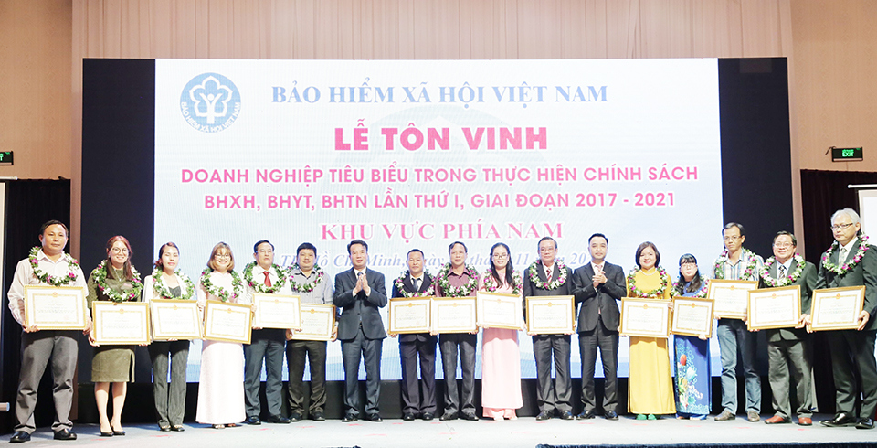 Năm 2022 l&agrave; năm đầu ti&ecirc;n BHXH Việt Nam tổ chức Lễ t&ocirc;n vinh 190 DN ti&ecirc;u biểu tr&ecirc;n cả nước trong thực hiện ch&iacute;nh s&aacute;ch, ph&aacute;p luật BHXH, BHYT, BHTN.