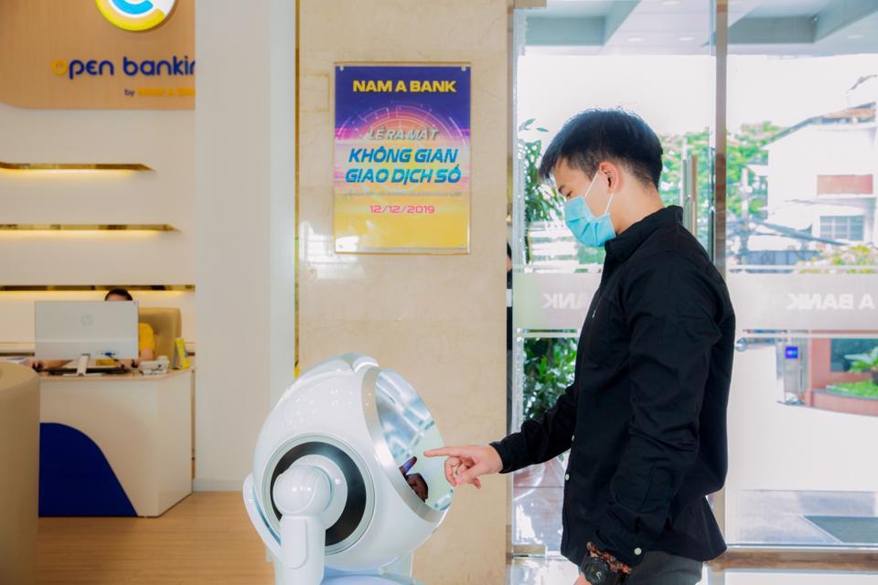Giao dịch với Robot OPBA tại Nam A Bank. Ảnh: Việt Linh