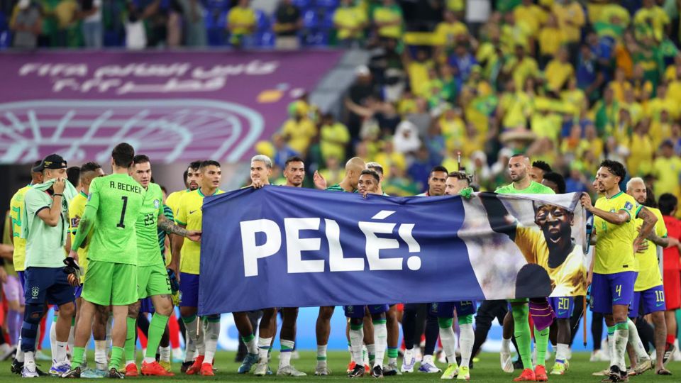 Jogadores brasileiros ergueram uma faixa em homenagem ao ex-jogador brasileiro Pelé após a partida das oitavas de final da Copa do Mundo da FIFA Qatar 2022 entre Brasil e Brasil. Coreia em 5 de dezembro. Foto: CNN