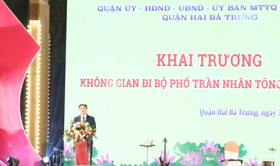 Ph&oacute; B&iacute; thư Quận ủy, Chủ tịch UBND quận Hai B&agrave; Trưng Nguyễn Quang Trung ph&aacute;t biểu khai trương Kh&ocirc;ng gian đi bộ