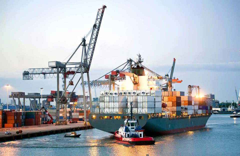 Xếp h&agrave;ng xuất khẩu tại cảng Hải Ph&ograve;ng. Ảnh: Nguyễn Kh&aacute;nh