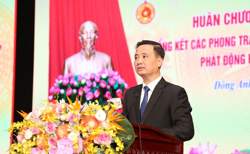 Chủ tịch UBND huyện Đ&ocirc;ng Anh Nguyễn Xu&acirc;n Linh tr&igrave;nh b&agrave;y b&aacute;o c&aacute;o tại buổi lễ.