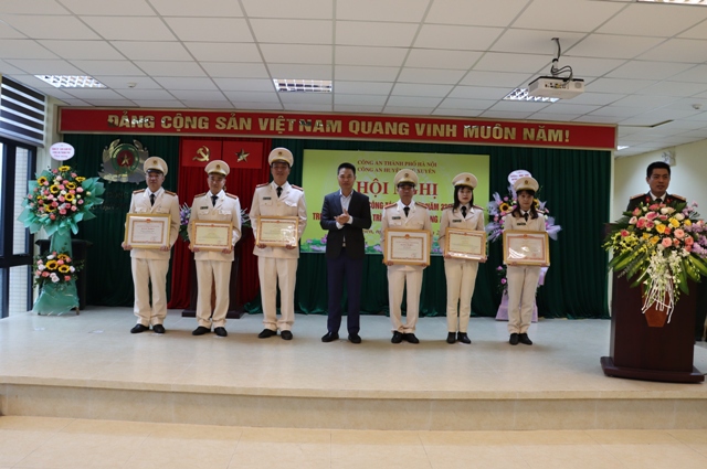 Chủ tịch UBND huyện Ph&uacute; Xuy&ecirc;n Nguyễn Xu&acirc;n Thanh trao phần thưởng cho c&aacute;n bộ, chiến sỹ C&ocirc;ng an huyện đạt th&agrave;nh t&iacute;ch trong năm 2022