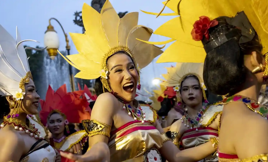 C&aacute;c vũ c&ocirc;ng người Bali biểu diễn trong chương tr&igrave;nh diễu h&agrave;nh văn h&oacute;a, trước thềm lễ đ&oacute;n giao thừa tại một con đường ch&iacute;nh ở Denpasar, Bali, Indonesia. Ảnh: EPA