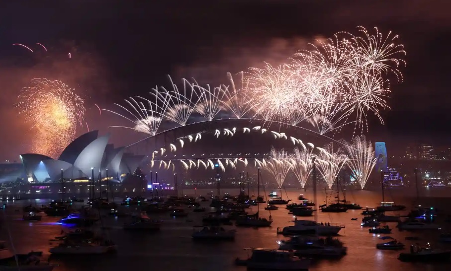 Cầu cảng Sydney - địa danh nổi tiếng tại Australia bừng s&aacute;ng. Ảnh: AFP