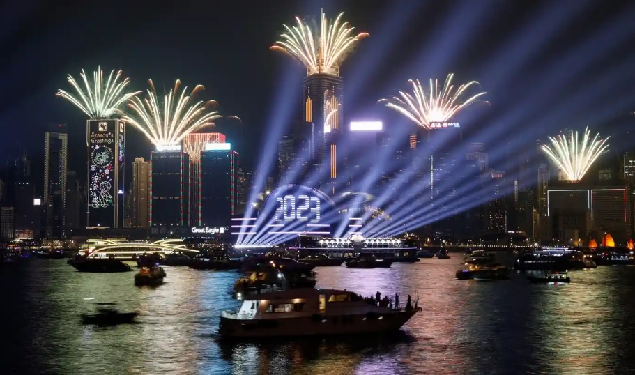 Tr&igrave;nh diễn ph&aacute;o hoa đ&oacute;n năm mới 2023 tại bến cảng ở Hong Kong, Trung Quốc. Ảnh: Reuters