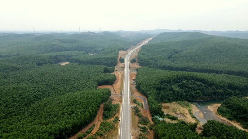 Dự &aacute;n cao tốc đoạn Cam Lộ - La Sơn c&oacute; chiều d&agrave;i x&acirc;y dựng 98,35km đi qua 2 tỉnh Thừa Thi&ecirc;n Huế v&agrave; Quảng Trị.