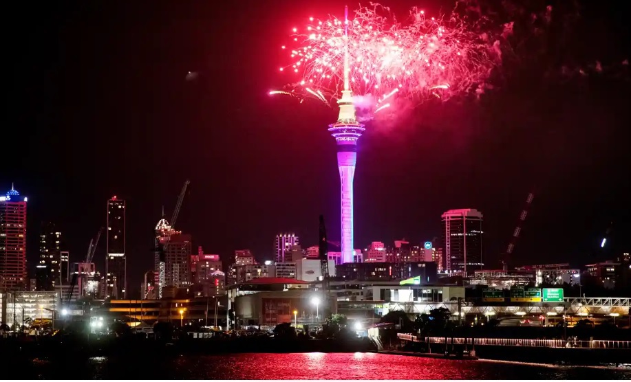 Ph&aacute;o hoa b&ugrave;ng nổ tr&ecirc;n Sky Tower ở trung t&acirc;m Auckland khi giao thừa bắt đầu ở New Zealand, ng&agrave;y 1/1/2023 (giờ địa phương). Ảnh: NZ Herald.&nbsp;