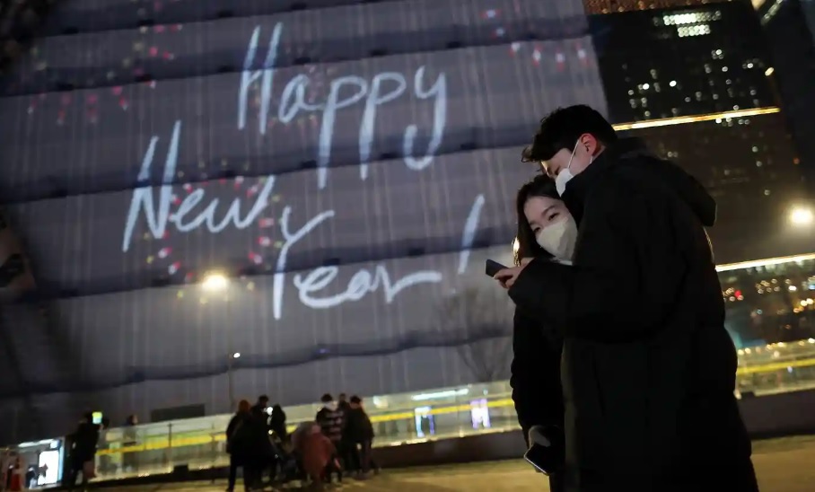 Kh&ocirc;ng kh&iacute; ch&agrave;o đ&oacute;n năm mới tr&agrave;n ngập tại Thủ đ&ocirc; Seoul, H&agrave;n Quốc. Ảnh: Reuters